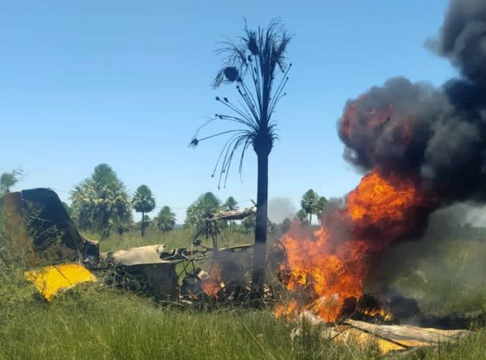 Sobrevive el piloto de una aeronave que se estrelló e incendió en Paraguay