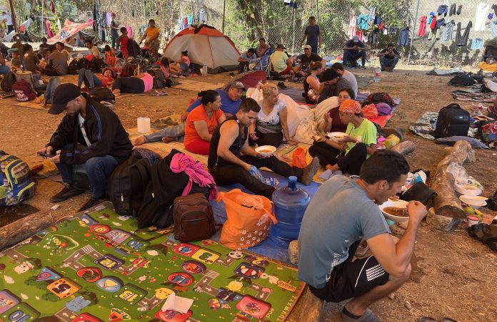 Caravana de migrantes se queda en Oaxaca para presionar ayuda de México