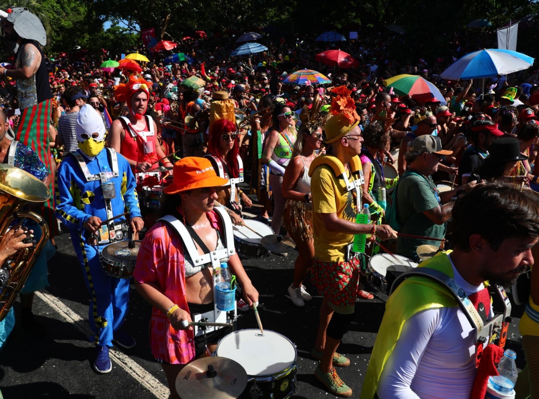 Los desfiles callejeros prendieron la fiesta en Río de Janeiro a tres semanas del carnaval