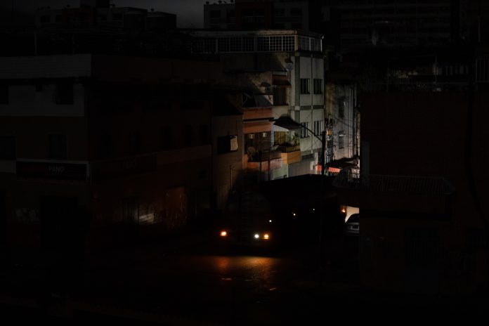 Dos bajones eléctricos en Caracas y estados del país durante la noche del jueves