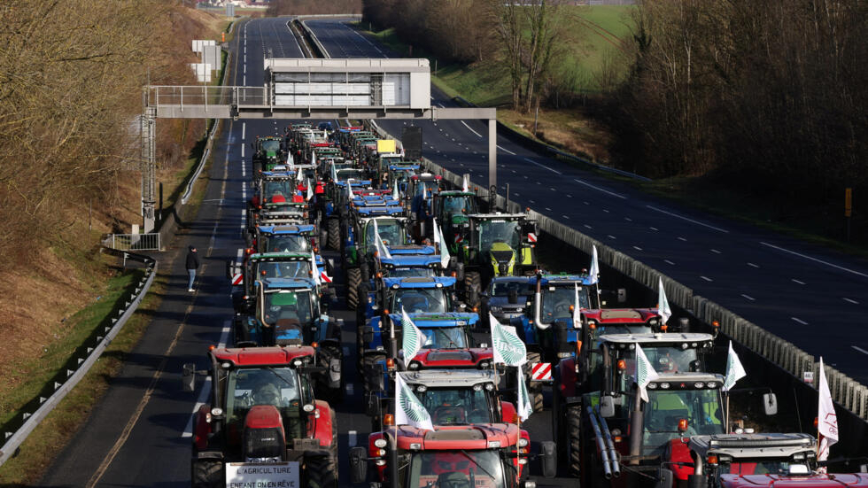 Movimiento de agricultores en Francia provoca suspensión de etapa ciclista