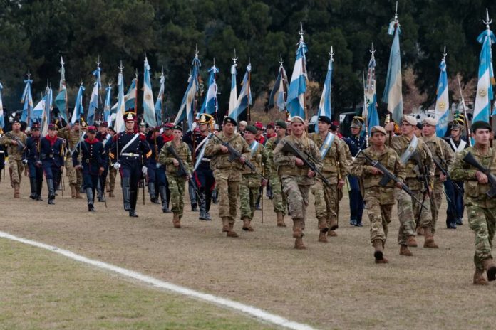 Gobierno de Milei prohíbe el lenguaje inclusivo en las Fuerzas Armadas argentinas