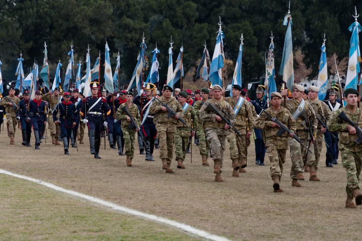 Gobierno de Milei prohíbe el lenguaje inclusivo en las Fuerzas Armadas argentinas