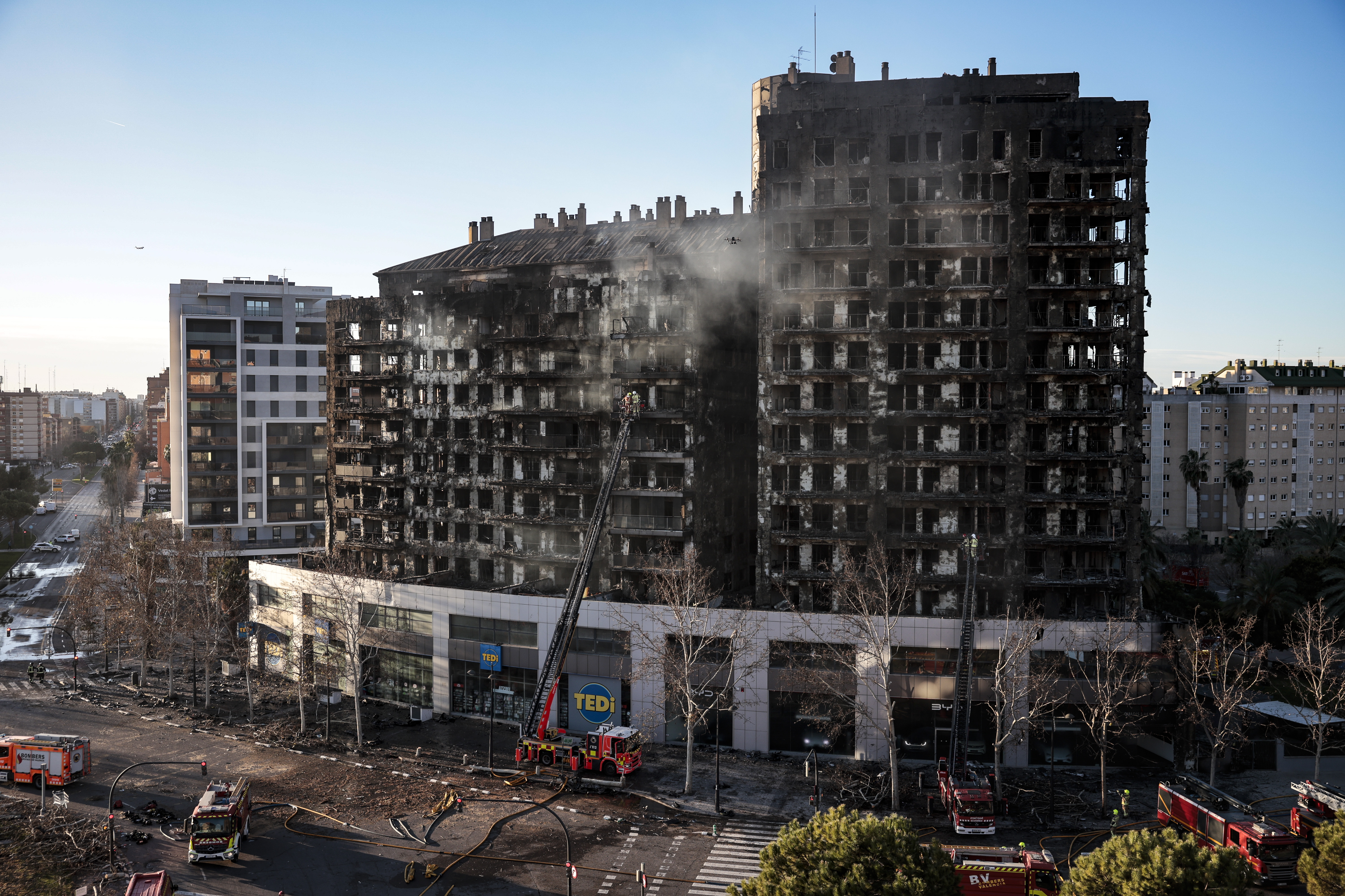 Cuatro muertos y 19 desaparecidos en el incendio de dos edificios de viviendas en València