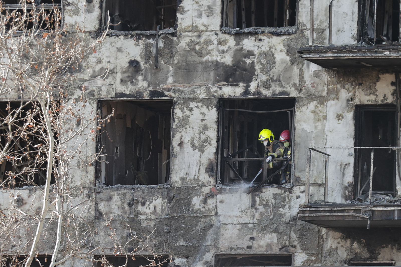 Bomberos concluyeron la inspección del edificio incendiado en la ciudad española de Valencia y no esperan más víctimas