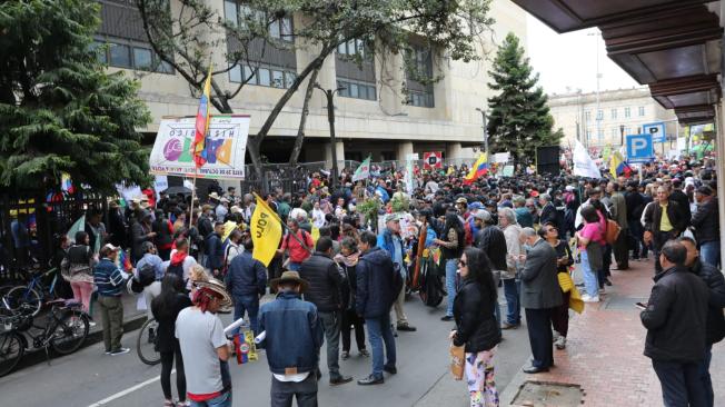 Protestas en Colombia: manifestantes intentaron entrar a la fuerza al Palacio de Justicia