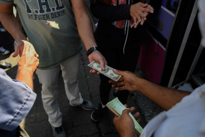 Transportistas esperan que el gobierno aumente el pasaje a 15 bolívares