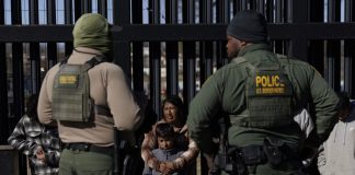 Un juez de EE.UU. bloquea polémica ley de Texas que autoriza a policías a expulsar migrantes