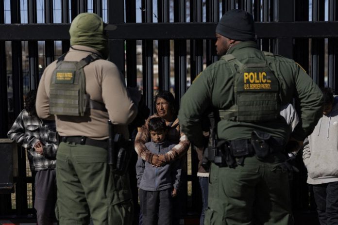 Un juez de EE.UU. bloquea polémica ley de Texas que autoriza a policías a expulsar migrantes