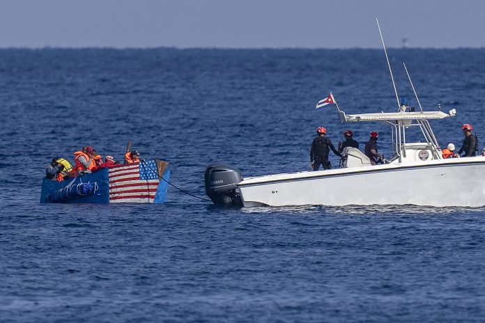 Buscan a 39 migrantes en Florida cuya embarcación zozobró en la costa