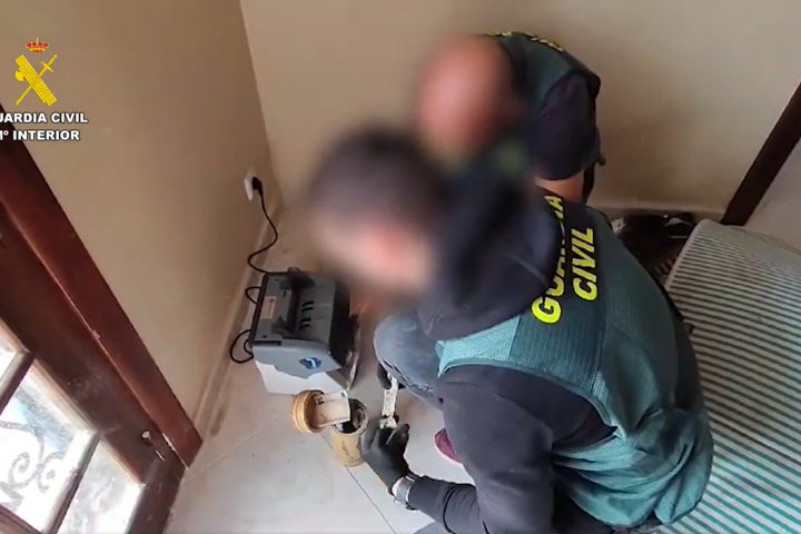 agentes-de-la-guardia-civil-durante-el-registro-en-el-marco-del-operacion