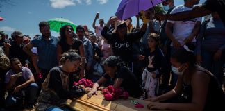 Familiares y amigos dan el último adiós a víctimas del colapso de una mina en Bolívar