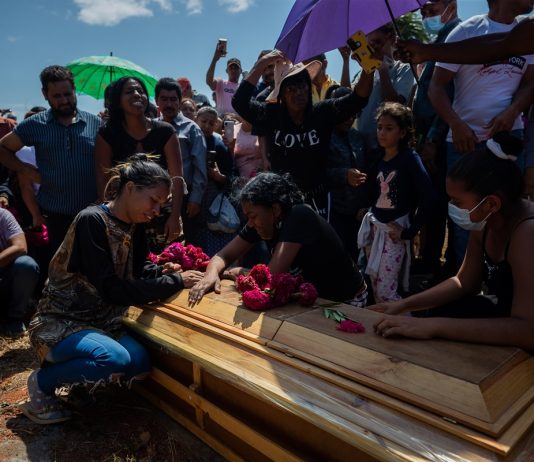 Familiares y amigos dan el último adiós a víctimas del colapso de una mina en Bolívar