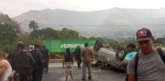 Patrilla policial se volcó en la Autopista Regional del Centro: un muerto y cinco heridos