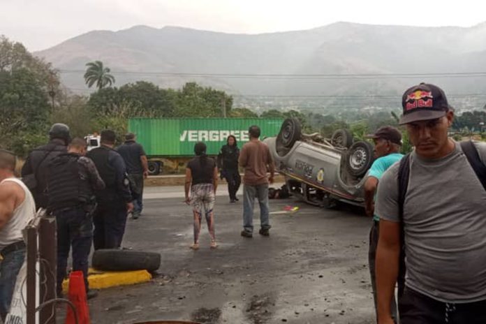Patrilla policial se volcó en la Autopista Regional del Centro: un muerto y cinco heridos