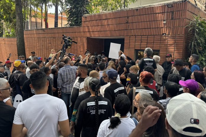 Activistas protestaron frente a la sede de la Embajada de España en Caracas y exigieron la libertad para Rocío San Miguel