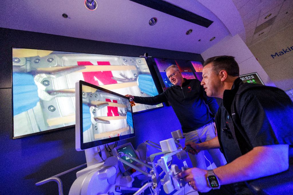 Cirujanos en la Tierra operan robot quirúrgico en la Estación Espacial Internacional