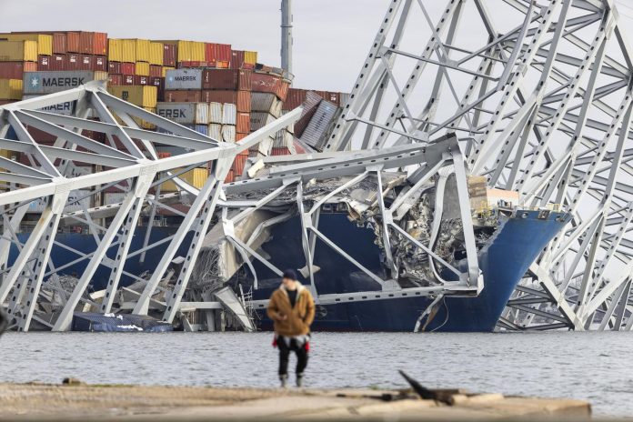 Buscan a seis personas tras el colapso de un puente en Baltimore