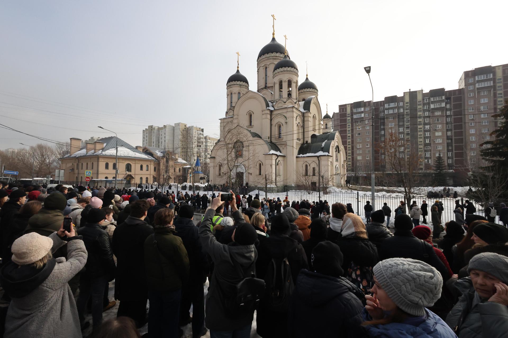 Miles de personas hacen cola frente a una iglesia en Moscú para despedirse de Navalni