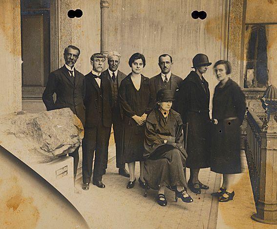 Madame Curie (sentada) visita el Museo Nacional el 29 de julio de 1926