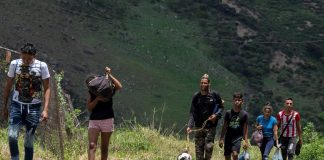 Reportan el regreso de caminantes venezolanos a vías de Colombia