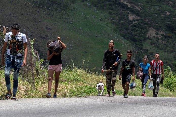 Reportan el regreso de caminantes venezolanos a vías de Colombia