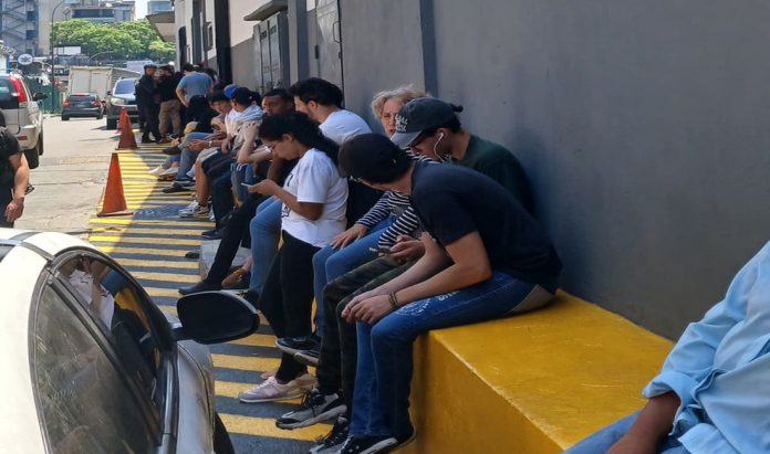 jóvenes denuncian dificultades para inscribirse en el RE en Caracas