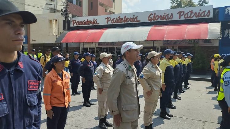 Despliegan 2.500 funcionarios para combatir incendios en Mérida