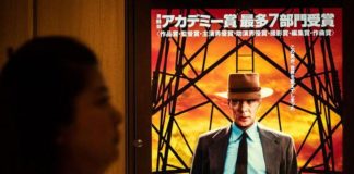 Por qué Oppenheimer se estrenó en Japón con casi un año de retraso y qué reacciones está causando en el único país atacado con bombas atómicas