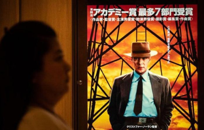 Por qué Oppenheimer se estrenó en Japón con casi un año de retraso y qué reacciones está causando en el único país atacado con bombas atómicas