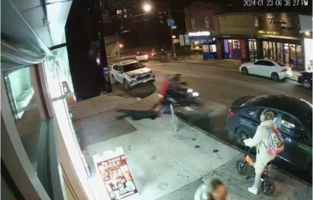 Una mujer es arrastrada durante un robo perpetrado por inmigrantes en Nueva York. (Captura de video) 