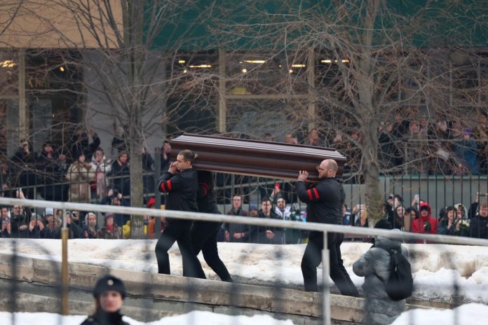 Publican foto del cuerpo de Alexéi Navalni durante funeral en Moscú
