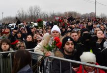 Miles de rusos desafiaron el miedo para asistir al funeral de Alexéi Navalni en Moscú