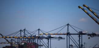 Barco en Baltimore: Armada de EEUU envía barcazas