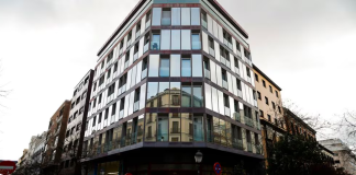 Edificio de la calle de Claudio Coello 73, en Madrid, donde el empresario venezolano Omar Farías tiene siete viviendas de lujo. Foto SAMUEL SÁNCHEZ