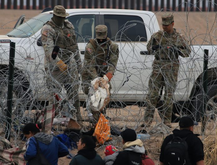 Procesan a dos hombres por trasladar a más de 200 migrantes a la frontera norte de México