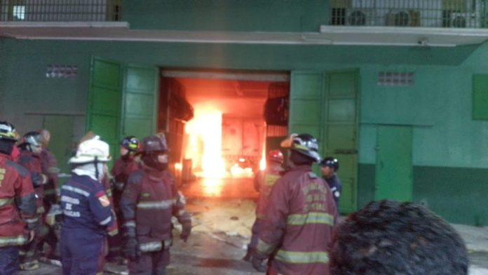 Incendio consumió fábrica de zapatos en Catia