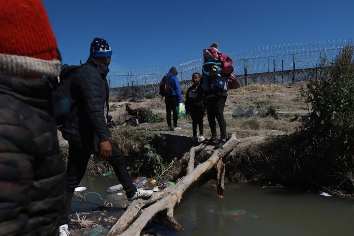 Zozobra en migrantes en México ante el futuro de la ley SB4 de Texas