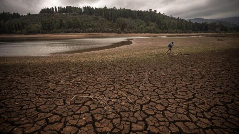 Las alarmantes imágenes que muestran los bajos niveles de los embalses de Bogotá por los que empiezan los racionamientos de agua en la ciudad