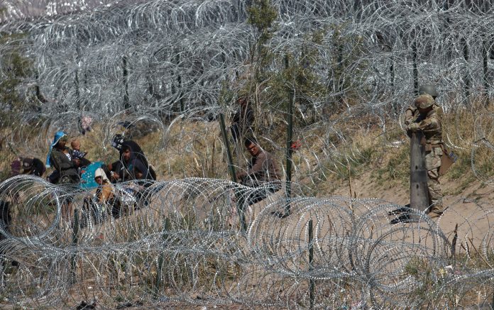 Migrantes barricada en México