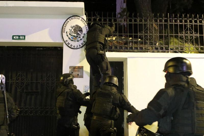 La policía ecuatoriana ingresó a la embajada mexicana sin autorización del gobierno de este país. Getty Images 