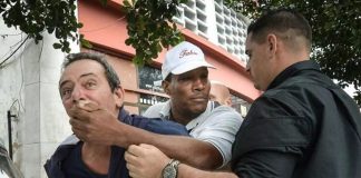 Lázaro Yuri Valle Roca, durante un arresto en 2019 / EFE/Archivo