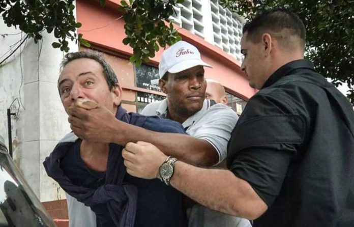 Lázaro Yuri Valle Roca, durante un arresto en 2019 / EFE/Archivo
