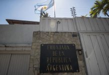 Argentina volvió a pedirle a Maduro un salvoconducto para asilados en su embajada en Caracas Denuncian que Maduro viola la Convención de Viena por atropellos contra la Embajada de Argentina