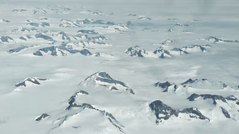 Los nunataks los picos montañosos rodeados de un campo de hielo.