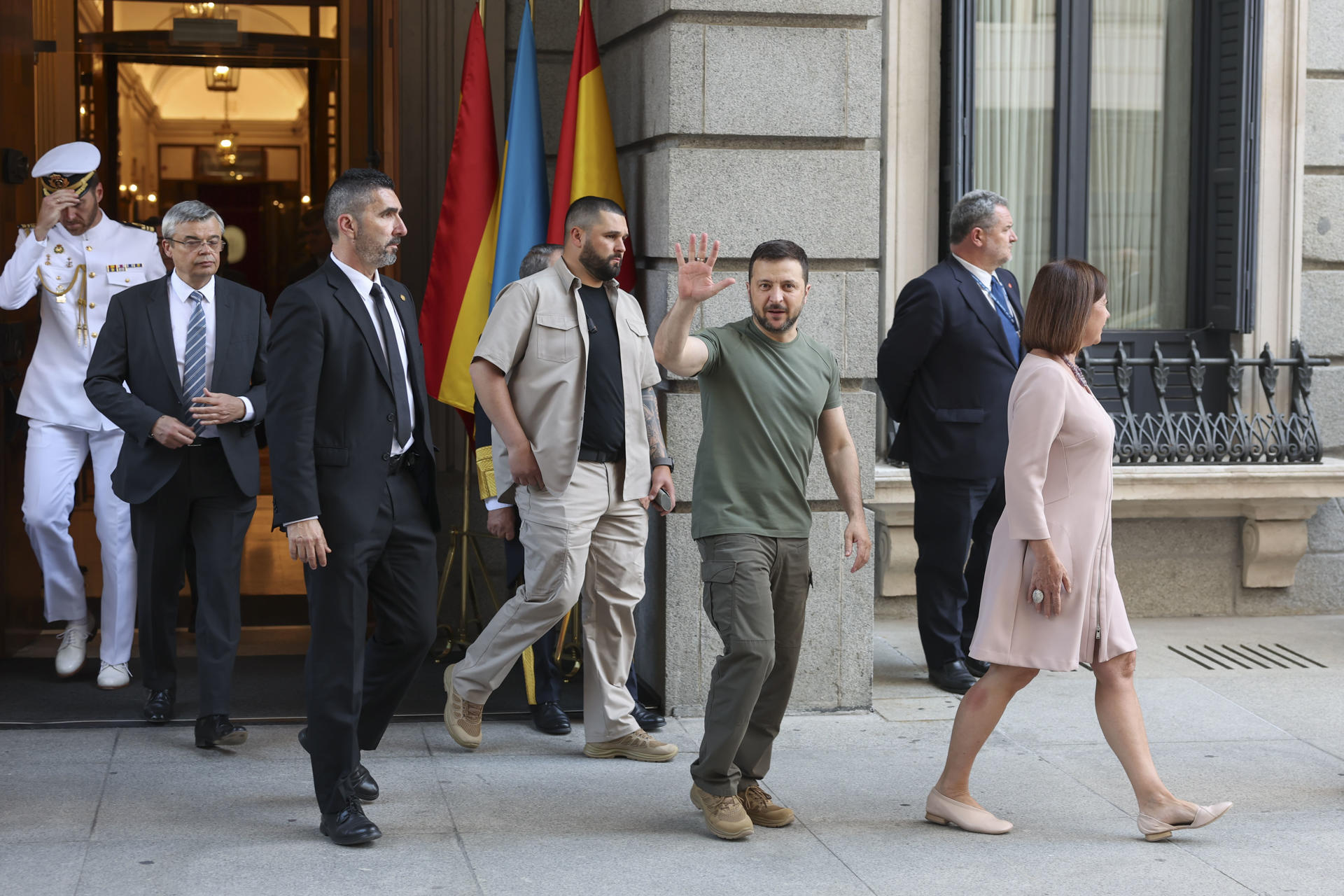 El presidente de Ucrania, Volodímir Zelenski, recibido por los presidentes del Congreso y del Senado, Francina Armengol y Pedro Rollán