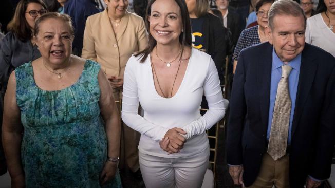 La líder opositora María Corina Machado (c) habla junto al candidato presidencial Edmundo González Urrutia (d) y Corina Yoris-Villasana este jueves en Caracas.