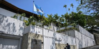 El gobierno de Argentina intensificará la presión sobre Venezuela para que otorgue los salvoconductos y así garantizar la salida segura del país de los seis dirigentes de la oposición que están refugiados en su embajada en Caracas. La información la publicó Reuters.
