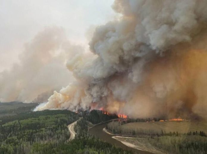 Miles de evacuados por voraces incendios forestales en el oeste de Canadá