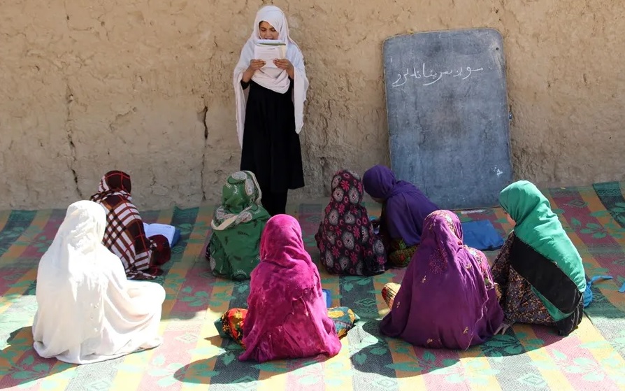 Talibanes confirman el envenenamiento de 79 mujeres en una escuela de Afganistán